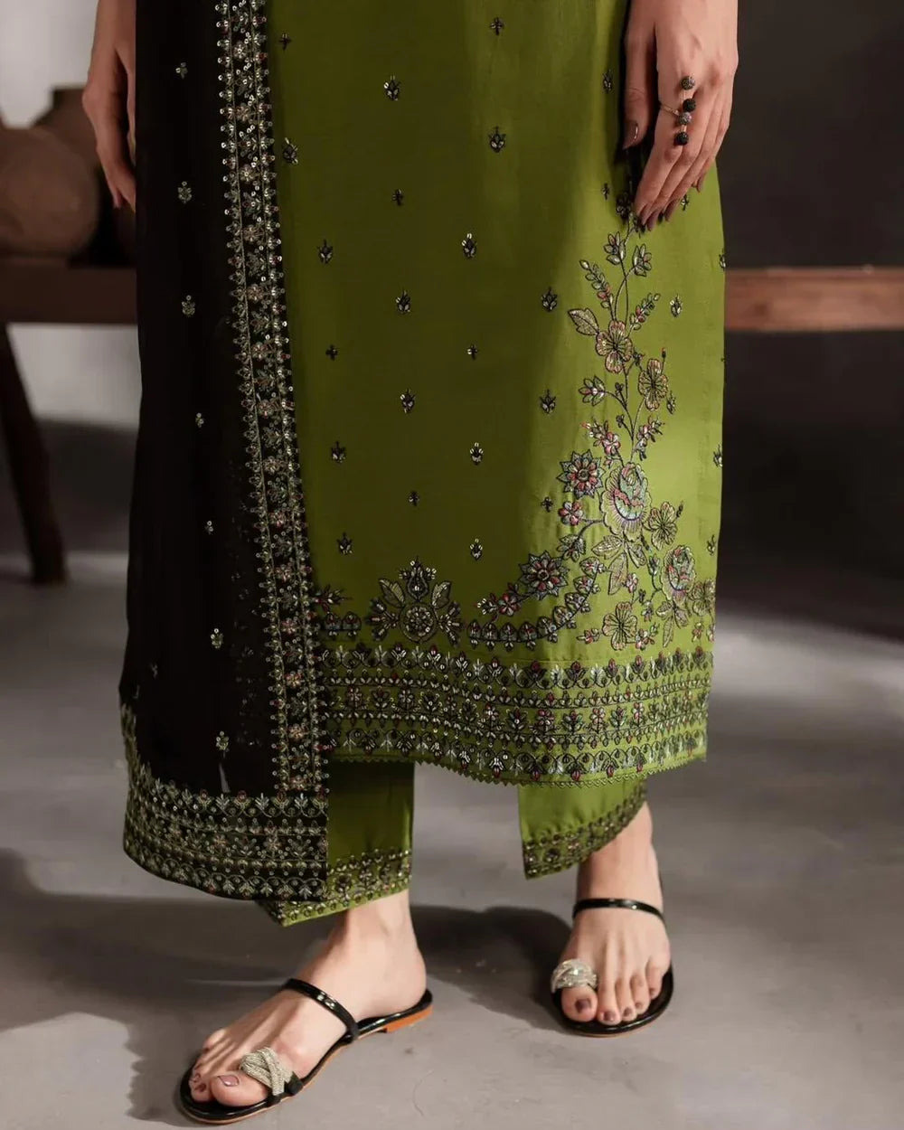 Ezza lawn 3PC – Elegance in Every Thread